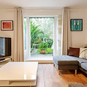 Apartamento Charming 2-bed Garden Flat, Londres